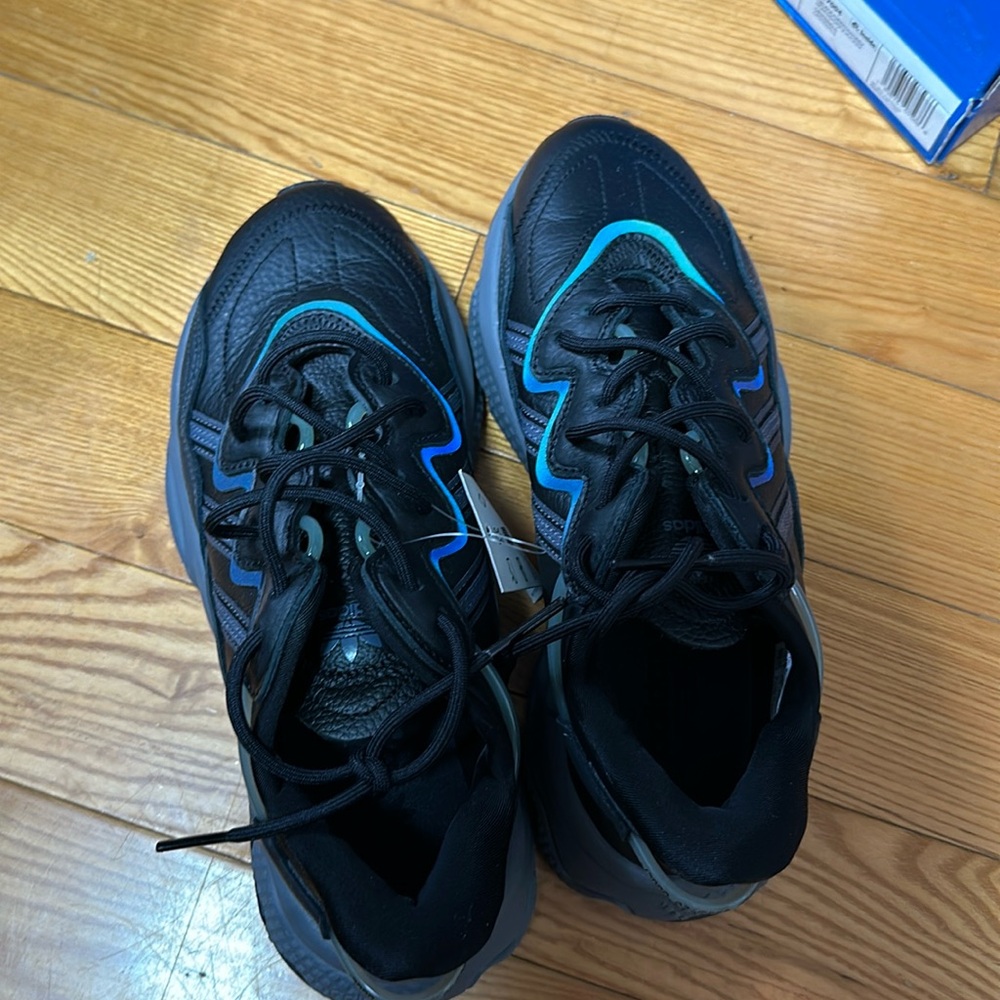 Unisex Adidas Ozweegos MENS 5 1/2,,,, WOMENS 7